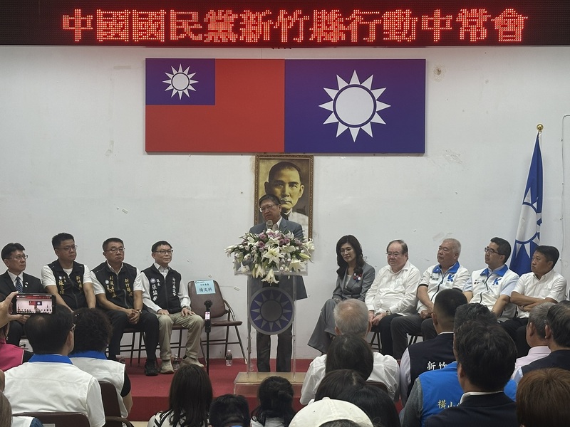 國民黨5日在新竹縣召開行動中常會,新竹縣長楊文科(圖中)說,新竹縣副縣長陳見賢多次說過不會離開國民黨。黨主席鄭麗文(後右5)表示,國民黨絕對不會忘記陳見賢。圖/中央社
