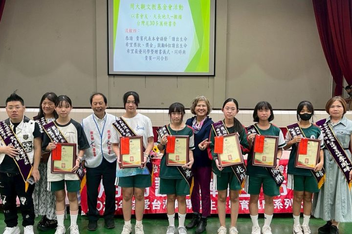 活動現場頒發「讀出希望獎學金」表揚六位閱讀天使,也邀請逆境重生代表李鳳珠分享生命故事。圖/周大觀文教基金會提供