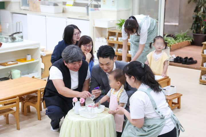 台北市市長蔣萬安(中)3月31日下午視察大安托嬰中心運作情形,與小朋友互動。圖/中央社