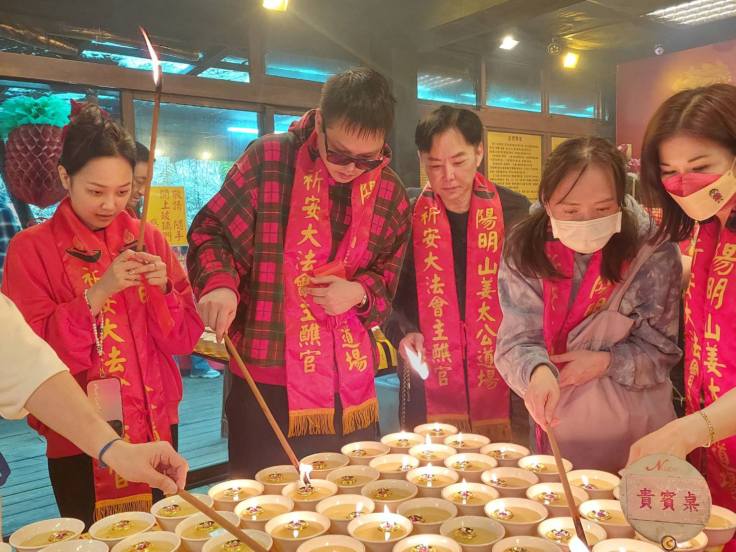 藝人陽帆（中）17日帶家人到陽明山姜太公道場參拜。圖/陽明山姜太公道場提供