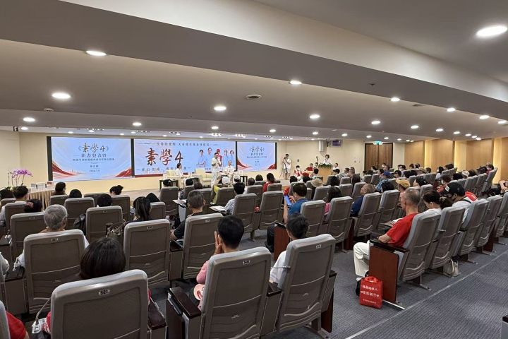 會場「座無虛席」,顯示出在當前動盪的時局下,大眾對於尋求心靈平靜與生命答案的極高渴望。圖/梅花新聞網張蔭泉攝