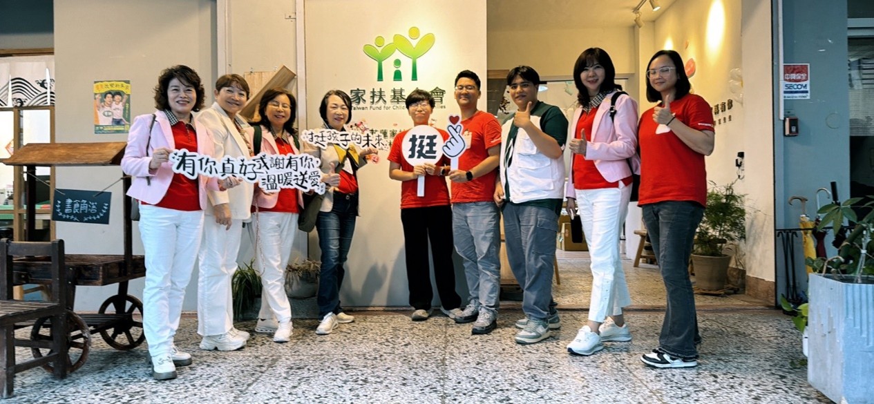 2025年11月05日，國際蘭馨交流協會拜訪花蓮家扶中心鳳林服務處討論認養家扶災區學生。圖／國際藍馨交流協會提供