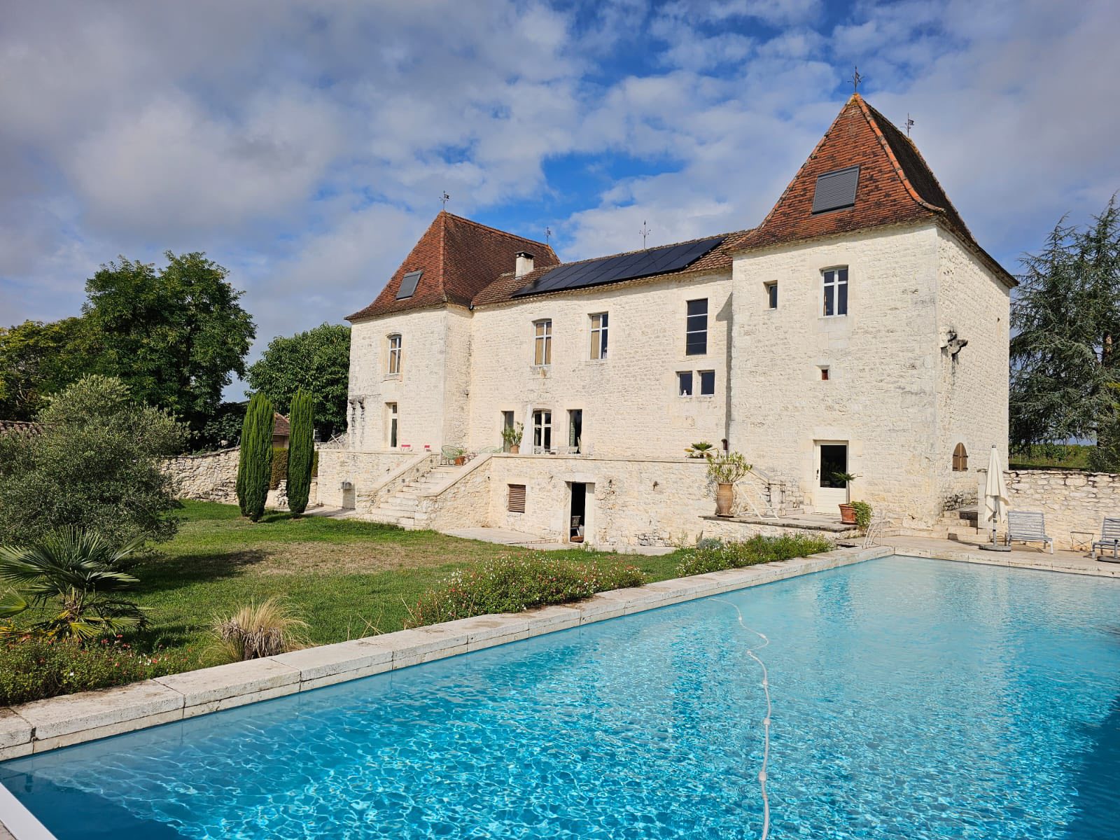 米拉瓦爾酒莊是安潔莉娜裘莉與小布兩人婚姻期間最具象徵性的共同投資,如今卻成為離婚後最難解的戰場。圖/取自Chateau Tour de Miraval FB