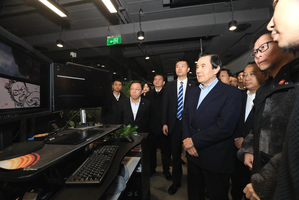 前總統馬英九參訪天府長島數字文創園區，參觀製作《哪吒》的可哥豆動畫公司。圖/馬英九辦公室提供