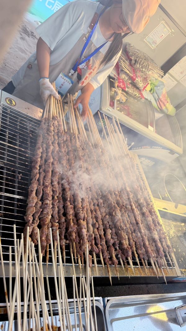 烤羊肉串、涼皮、滷豆腐、滷蛋等地方小吃,展現寧夏在地飲食特色。圖/記者陳素貞攝