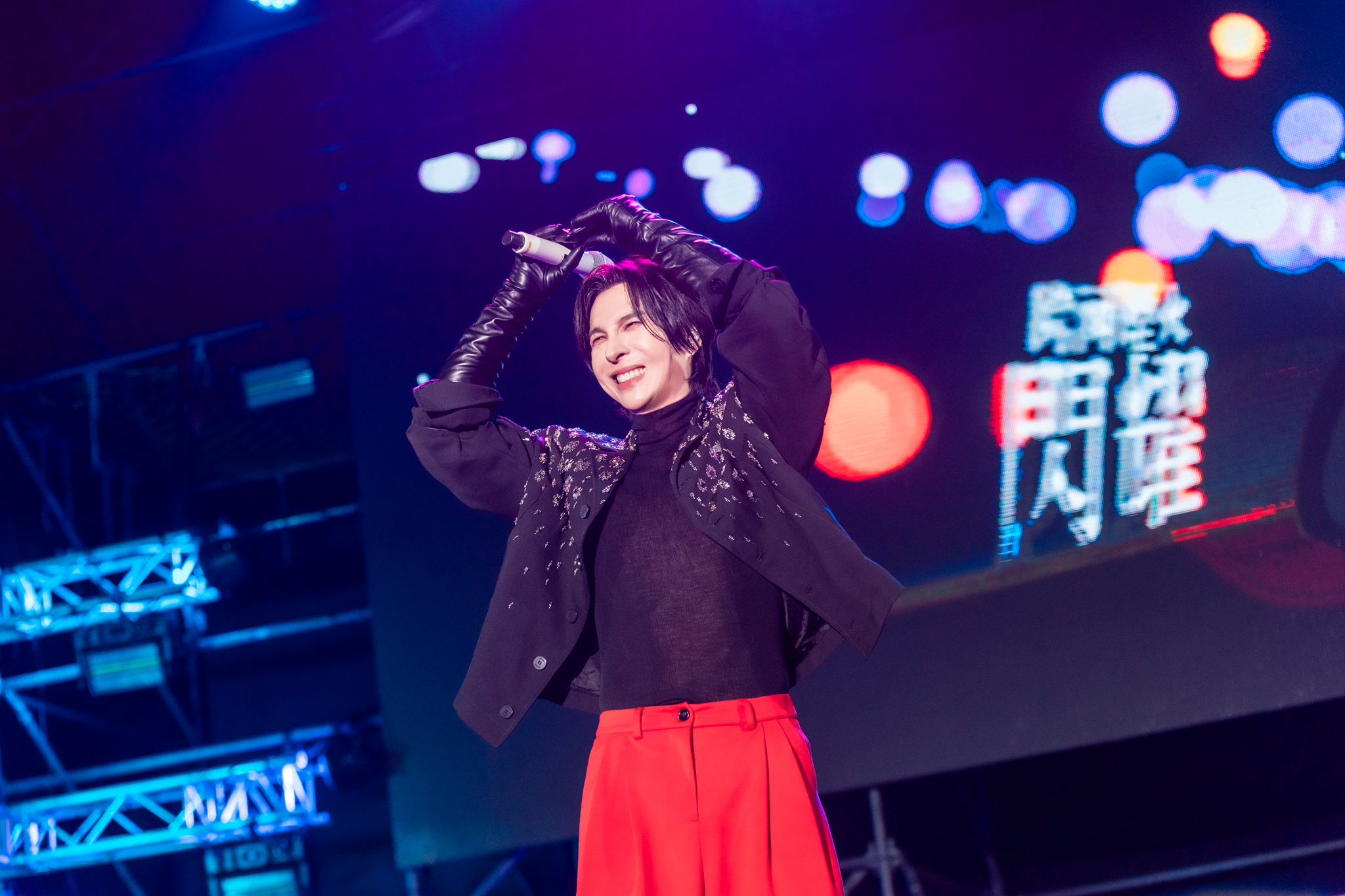 情歌王子陳勢安以最廣為人知的〈天后〉一曲將漁人舞台化身大型KTV。圖/寬寬整合行銷提供