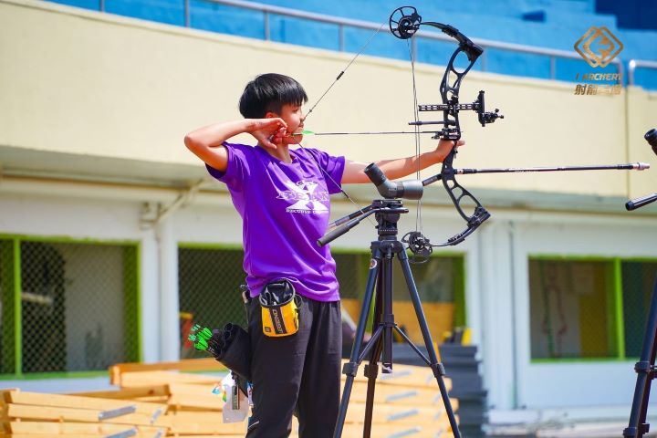 原民腦癌護士天使林芊妤,她在家人與老師鼓勵下接觸射箭,並在多項全國及地方賽事中獲得佳績。圖/周大觀文教基金會提供