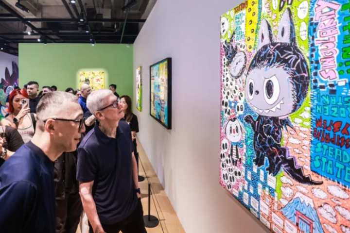 今年為LABUBU誕生十周年，巡迴展覽展示了LABUBU系列的原創手稿及相關藝術作品。圖/取自北京泡泡瑪特微信公眾號。