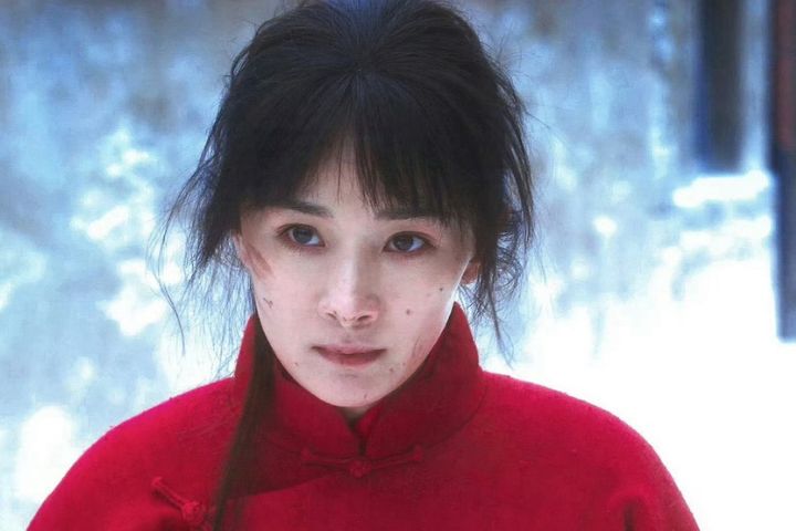 女主寧繡繡（楊冪飾）出嫁當日被土匪劫走，回門後遭父親嫌棄，她從嬌養千金一步步淪為農婦。圖/取自劇照