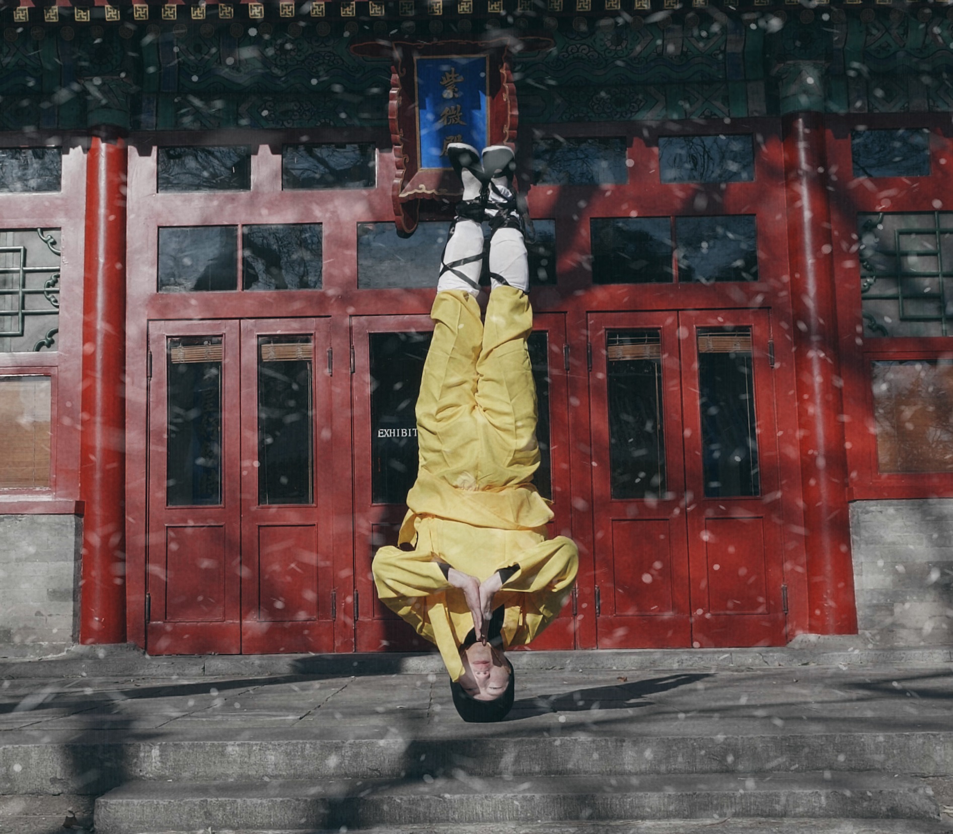 周靄宏赴北京拍攝MV大秀拳腳功夫，施展頭頂地倒立。圖/周靄宏提供