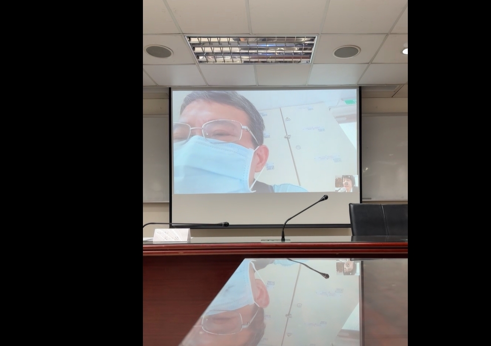 圖為一審判決出爐後死者楊父與新北市議員石一佑視訊通話，面對司法的輕判，楊父怒喊「台灣法律已死！」。圖/取自「新北市議員石一佑」視訊畫面