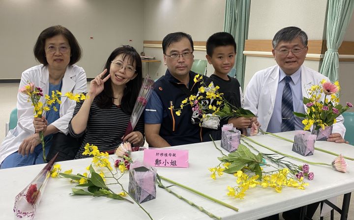   林口長庚跨專科醫療團隊攜手守護肝移植媽媽與新生兒健康，右1為李威震副院長，左1為土城醫院婦產科趙安祥主任。圖/林口長庚醫院提供