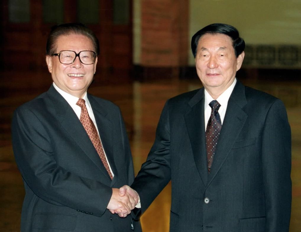 2002年10月22日，江澤民和朱鎔基在北京人民大會堂合影。圖／取自新華社