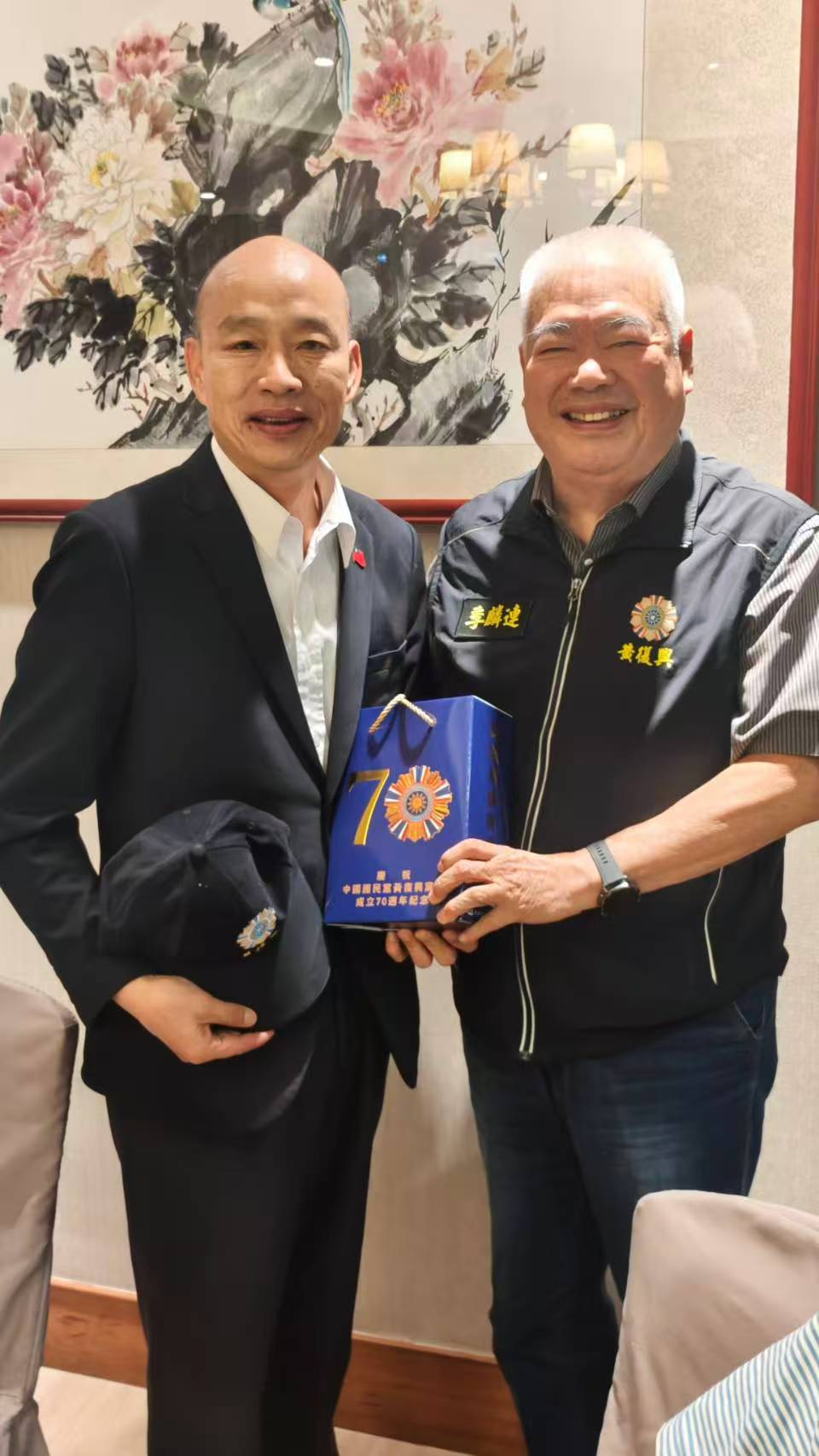 立法院長韓國瑜(左)26日晚間宴請黃復興幹部,圖為與季麟連合影。圖/讀者提供