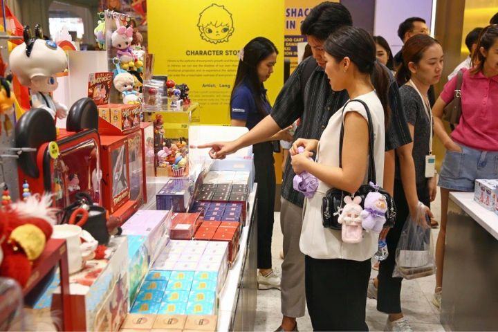 5月19日，顧客在泰國曼谷尚泰世界購物中心的泡泡瑪特門店選購商品。圖/取自新華社