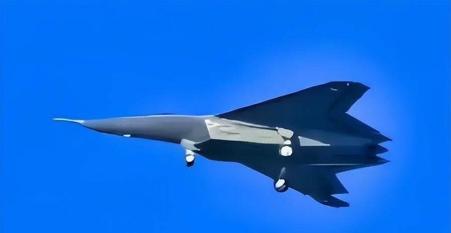 2024年底,大陸兩款新型飛行器殲-36與殲-50陸續曝光,圖為殲-50試飛畫。圖/取自視之界地理公眾號