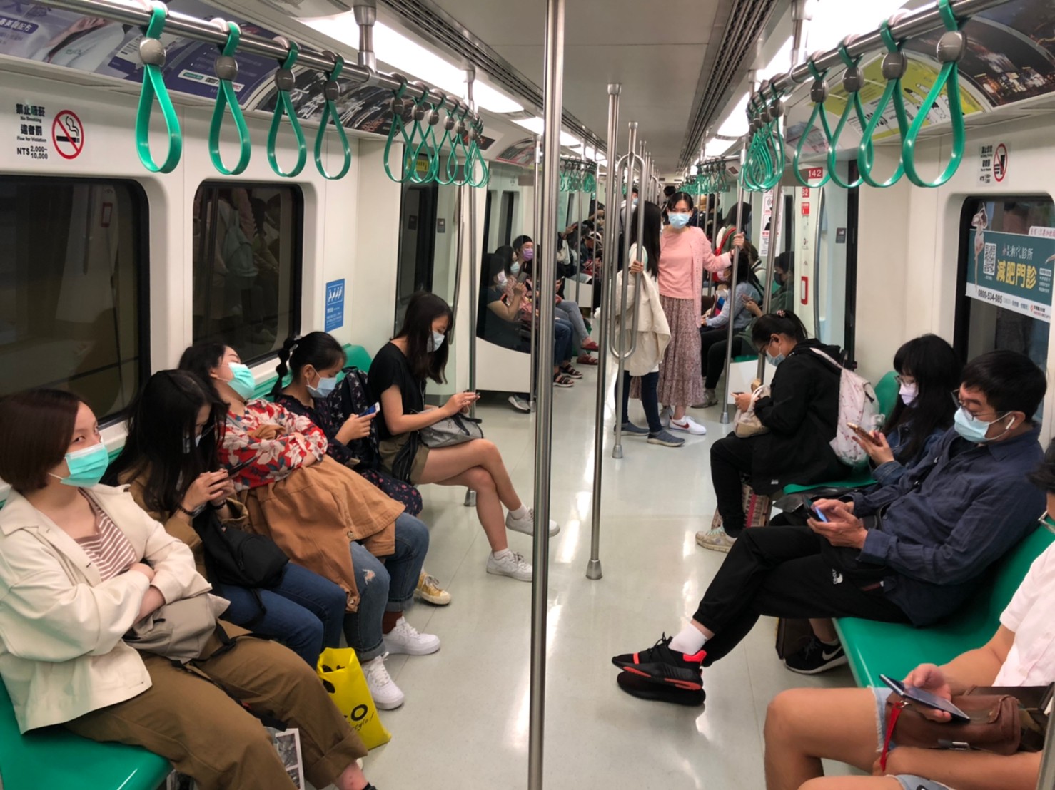 搭乘交通運輸工具時，最好戴好口罩。圖/取自高捷官網