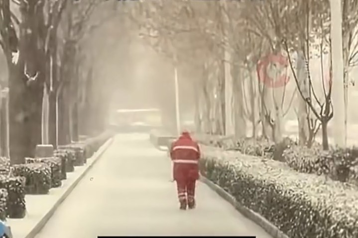 在暴雪天作業,山西清潔隊掃雪帶定位器引爆爭議。圖/取自晨視頻