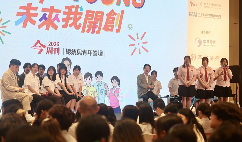 總統賴清德30日出席「總統與青年論壇」,並與高中生互動。圖/中央社