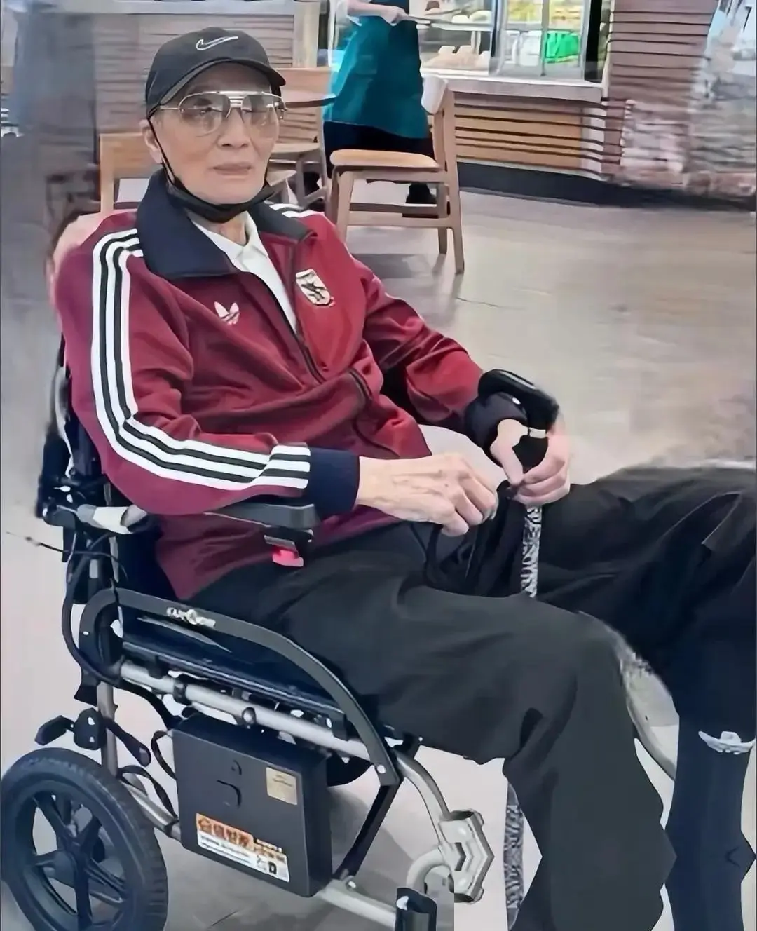 謝賢年事已高,近年鮮少露面,外出一般也坐著輪椅。圖/取自搜狐