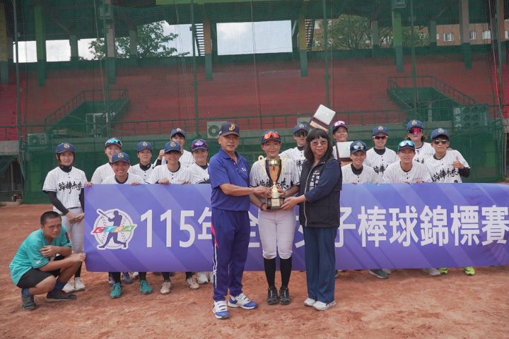 接棒未來女子棒球隊連續八年獲全國女子棒球錦標賽冠軍。圖/頂新和德文教基金會提供