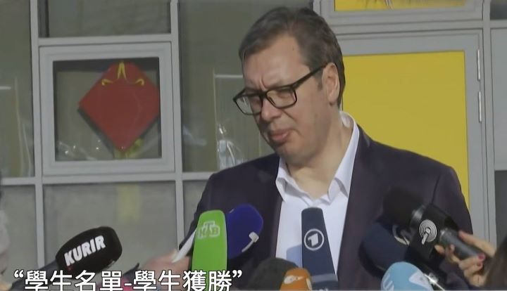塞爾維亞前總統武契奇面對媒體發言。學生名單在2026年10月25日國會選舉中擊敗長期執政的進步黨。圖/翻攝自鳳凰衛視YouTube影片
