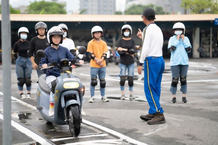 台灣順豐連續5年投入交通公益，今年贊助超過百位民眾參與機車駕訓，強化安全騎乘及防禦駕駛觀念。圖/台灣順豐提供