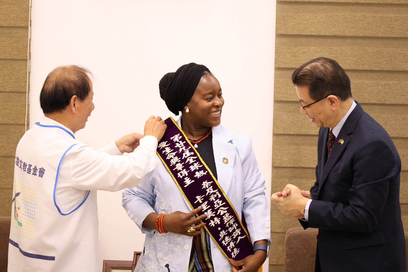 台灣周大觀文教基金會創辦人周進華、董事長郭盈蘭帶領台灣生命鬥士一行6人，首次跨國送愛奈及利亞，頒發全球熱愛生命獎章向奈及利亞公益律師詩人卡里莫特．奧德博多致敬。圖/周大觀文教基金會提供