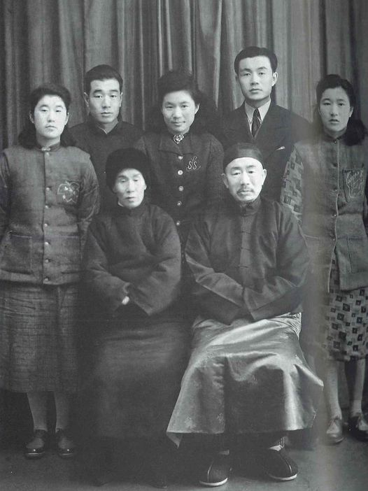 1946年，孫先生來台前在青島與家人合照。前排左為母親楊敏，右為父親孫蓉昌，後排左起五妹慕媛、弟運環、三妹慕婉、運璿先生、四妹慕娟。 圖/沈春池文教基金會提供
