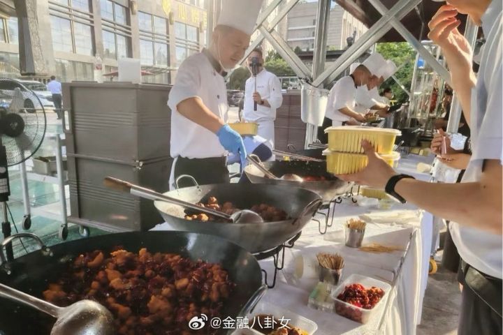 五星級酒店之所以能在「擺攤潮」迅速立足，不僅靠價格下調，更在於背後一整套資源盤活與組織能力。圖/取自金融八卦女微博
