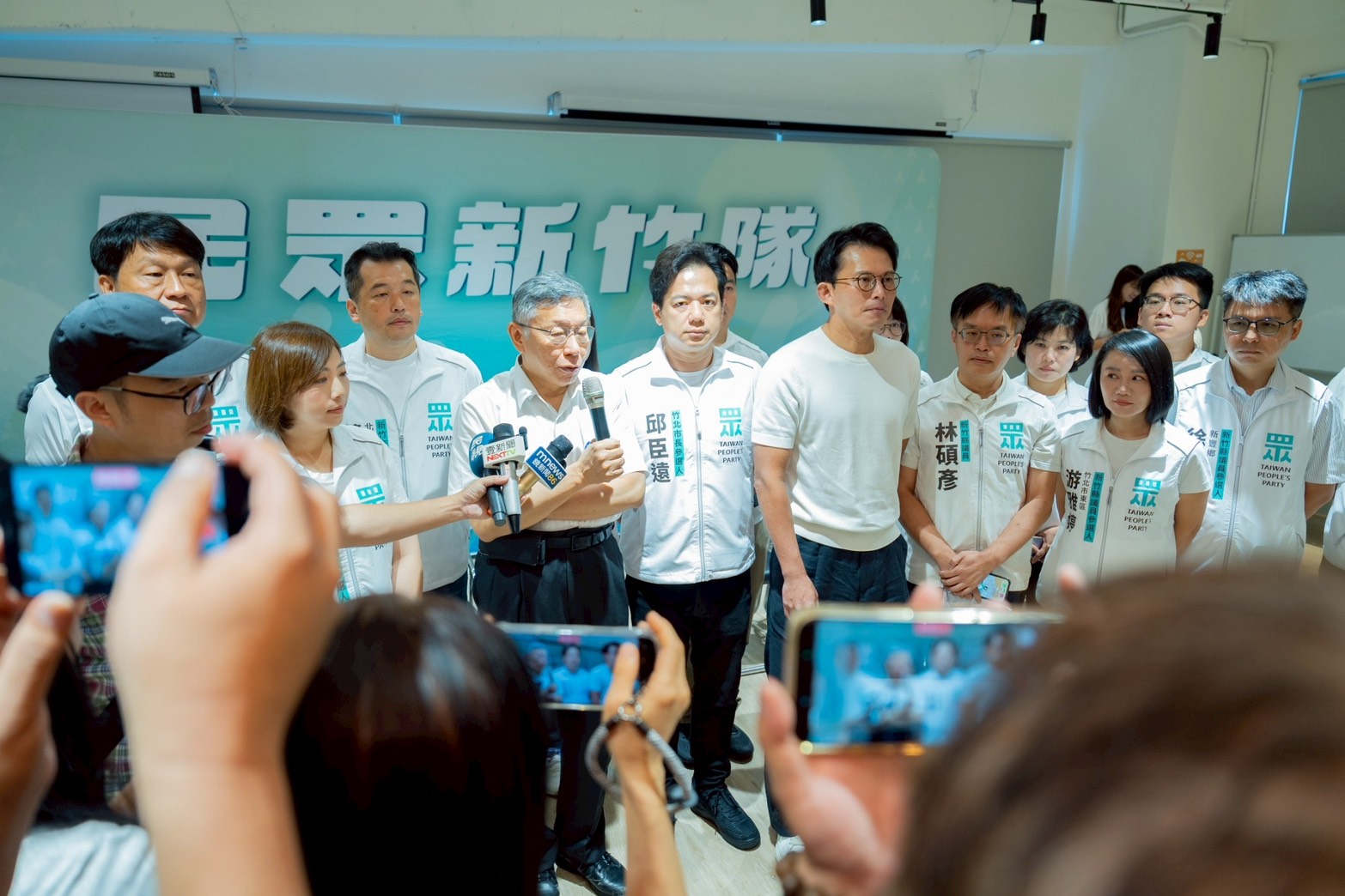 民眾黨創黨主席柯文哲(左3)、民眾黨主席黃國昌(左5)13日皆針對「柯文哲條款」爭議做出回應。圖/民眾黨提供