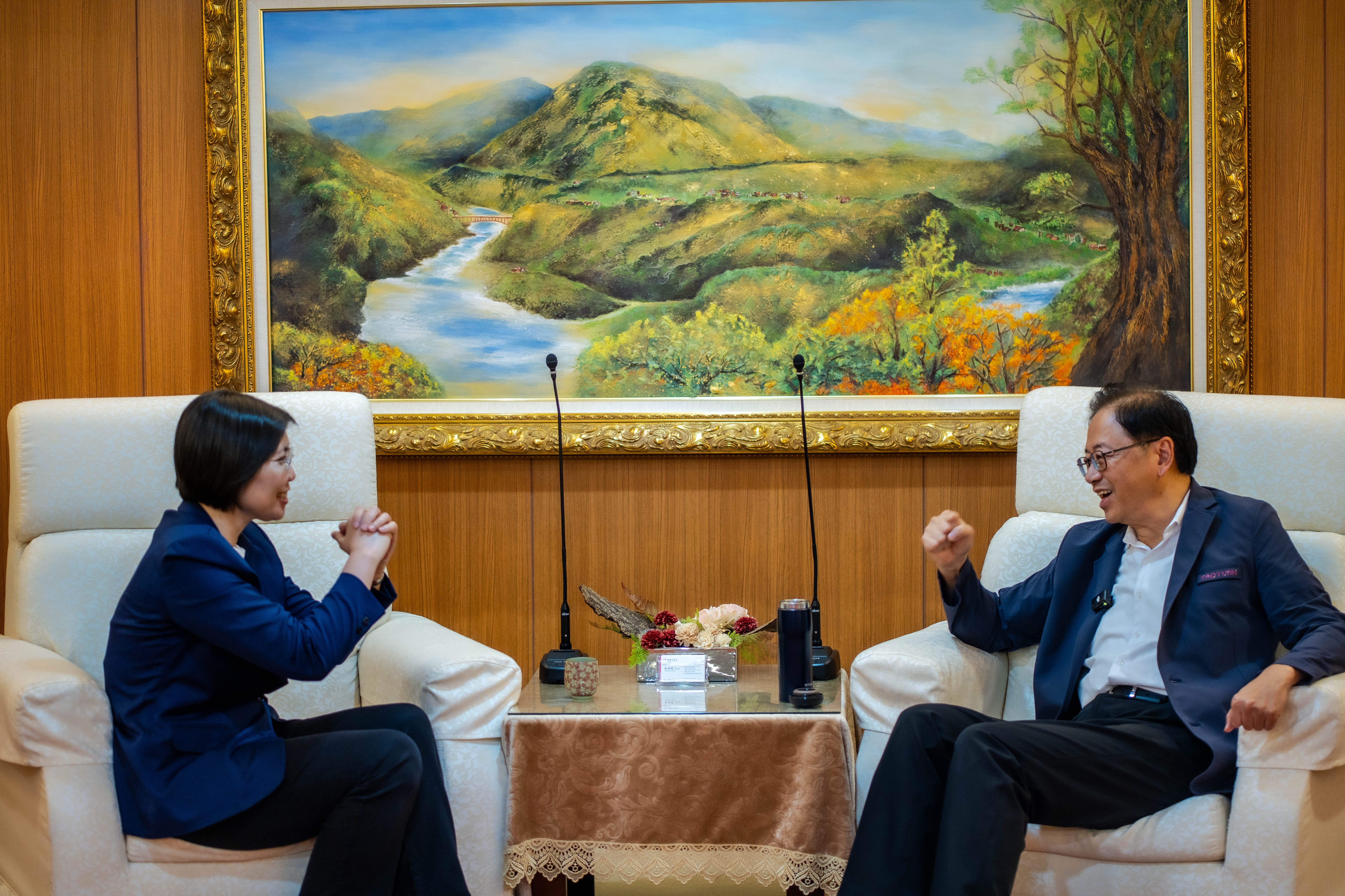 立委徐欣瑩（左）28日拜會桃園市長張善政（右），並請益智慧治理經驗。圖/徐欣瑩辦公室提供