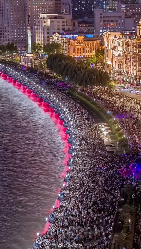 2025年跨年夜，上海外灘曾湧現驚人聚集人潮，多名網友誇張形容「外灘擠了一億人」。圖/取自原價帝吧微博