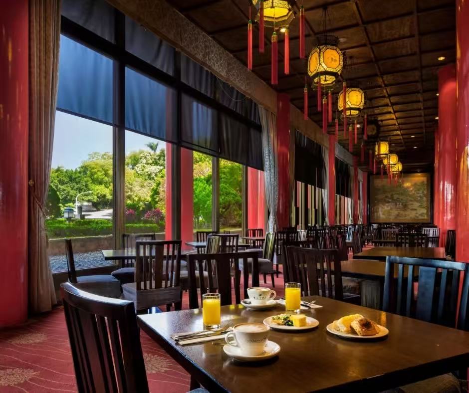 翌日早晨在松鶴餐廳享用豐盛早餐,延續從食、宿到遊樂的貼心款待,感受專屬於圓山的經典儀式感。圖/圓山大飯店提供