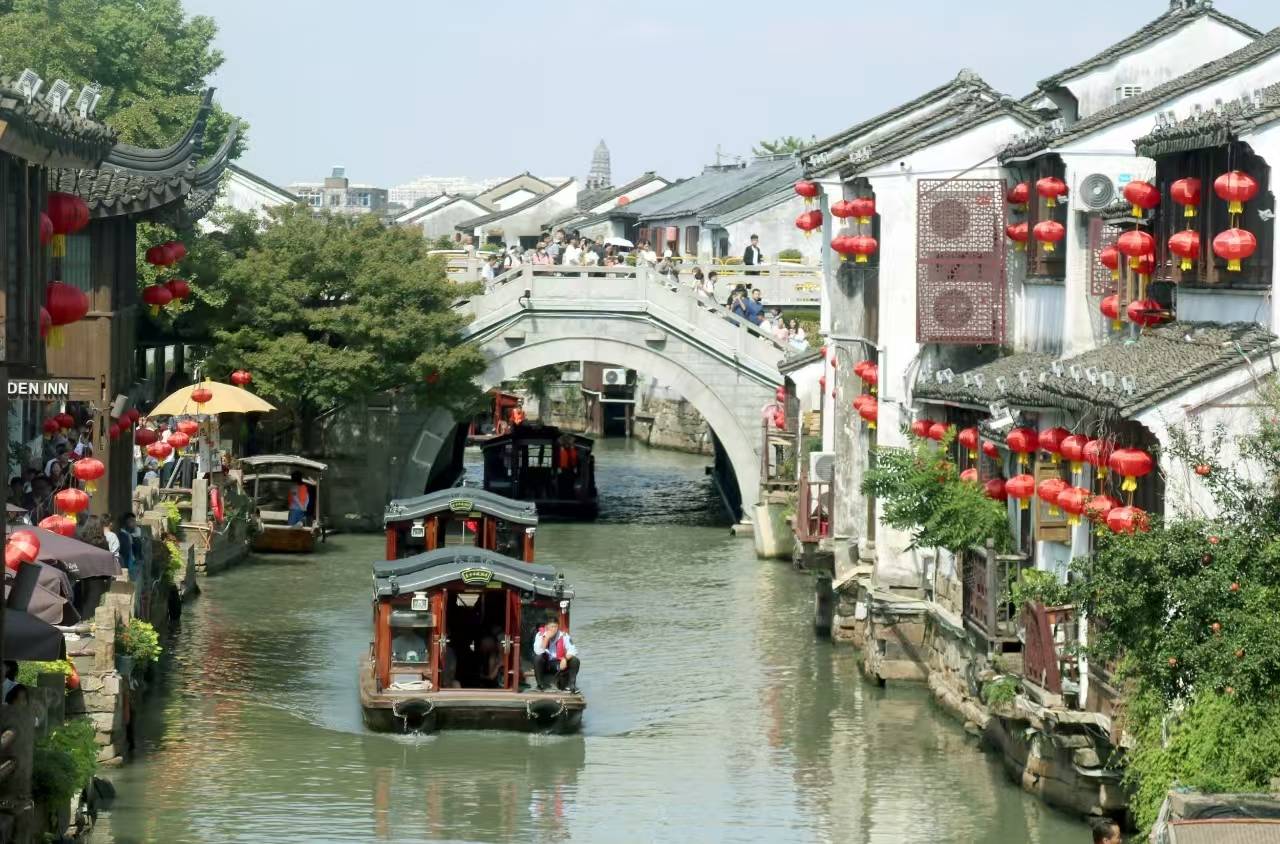 、2023年8月9日，北京市東城區什刹海景區，遊客絡繹不絕。 圖/中新社 祝振強攝