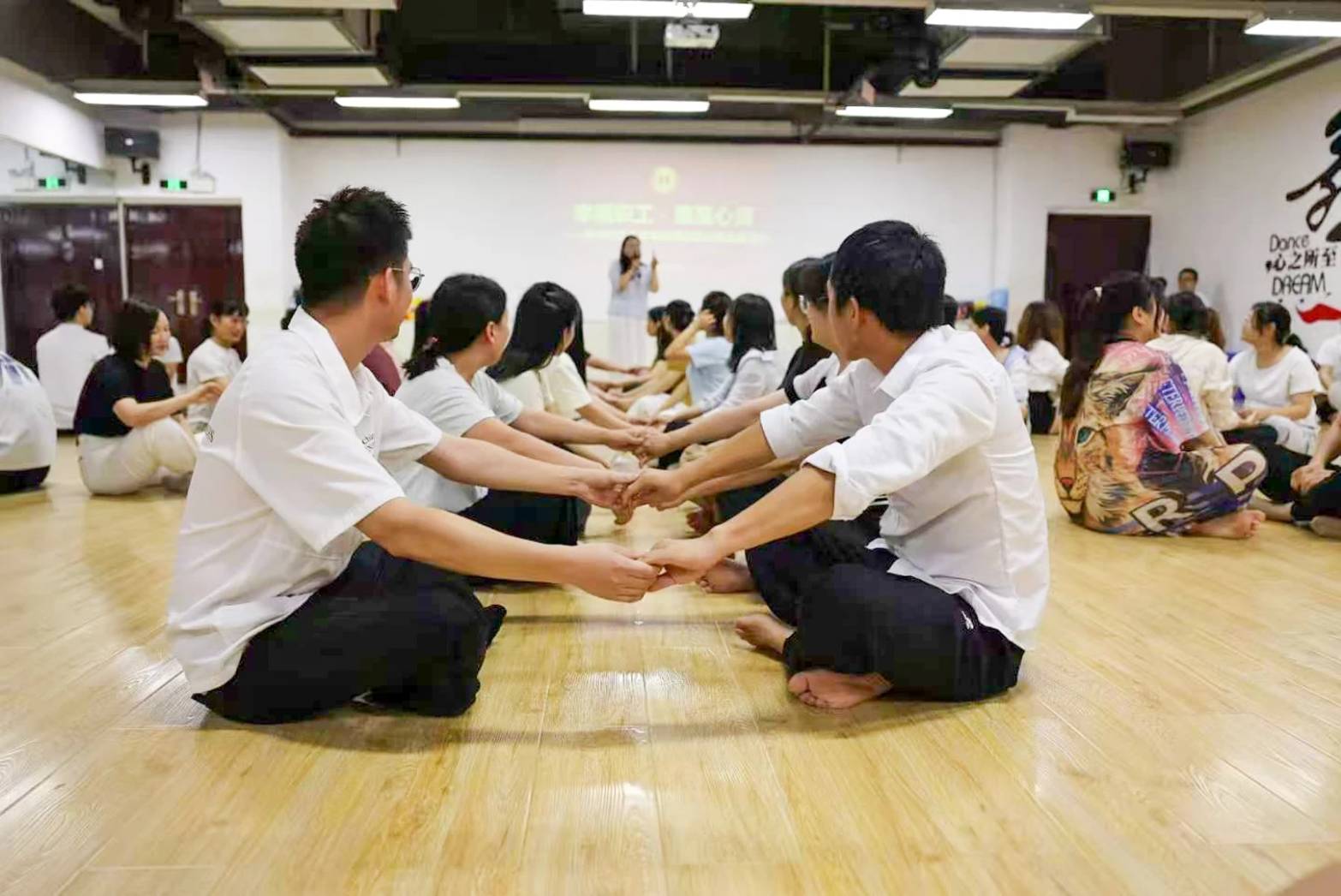 7月11日下午，富士康鄭州科技園工會邀請鄭州市總工會心理健康專家到廠區上「幸福職工·惠至心靈」課程，教60多名主管及心理輔導人員如何疏壓。圖/取自富士康鄭州公眾號