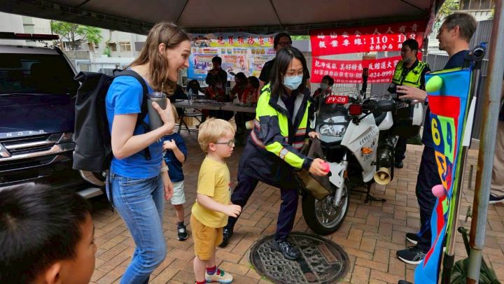 台北美國學校外籍學生與家長也踴躍參與，對警方的宣導活動反應熱烈。圖/士林分局提供
