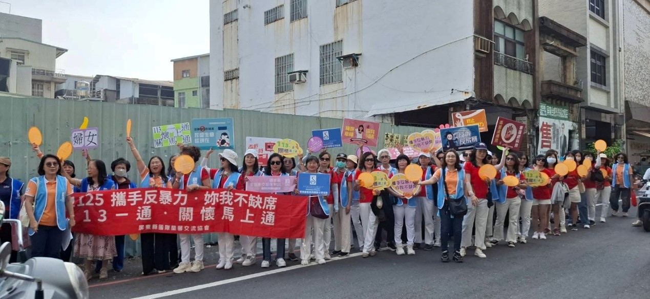 南一區屏東縣會、屏東善馨會、逐夢會於民生路郵政總局前遊行宣導。圖/國際蘭馨交流協會提供