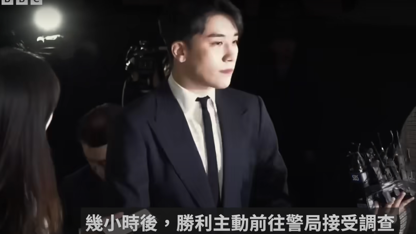 勝利出獄後仍繼續極樂亞洲行程。圖/取自BBC紀錄片：下藥、性侵和羞辱——揭露韓流明星聊天室裡的秘密YT影片