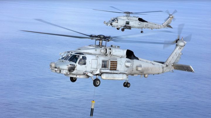 MH-60R可搭載機載雷達、吊放聲納及聲納浮標等感測設備，能從空中搜索、定位水下目標，再配合反潛魚雷執行攻擊任務。圖/取自Lockheed Martin官網