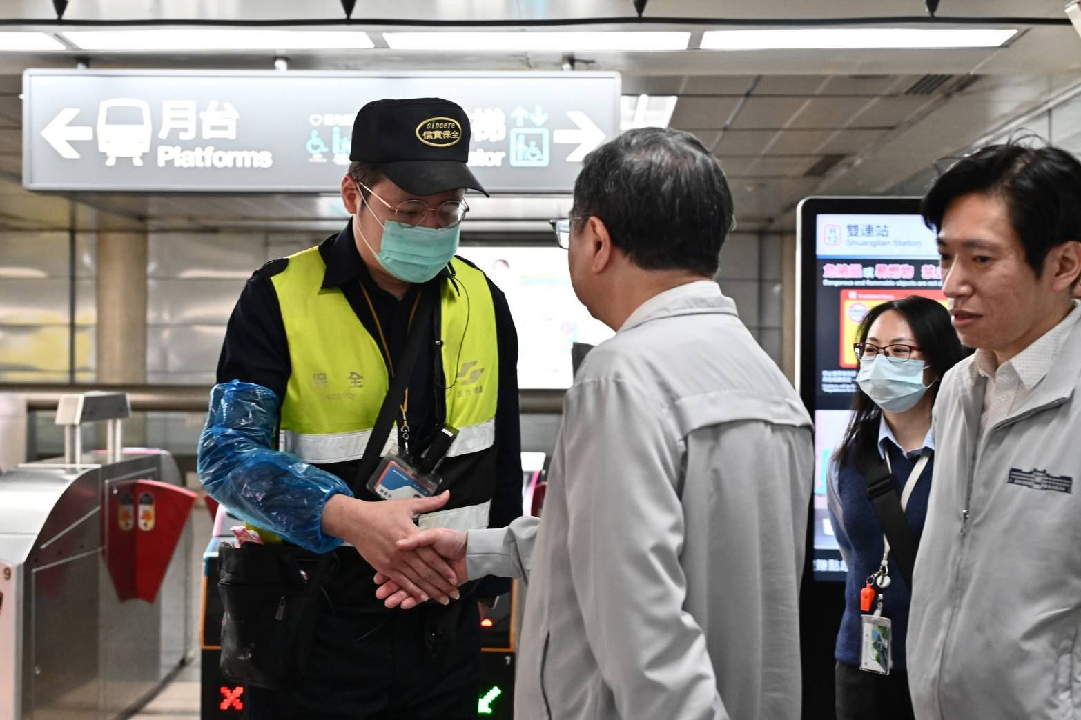 行政院長卓榮泰20日下午到北捷檢查見警率。圖/取自卓榮泰臉書