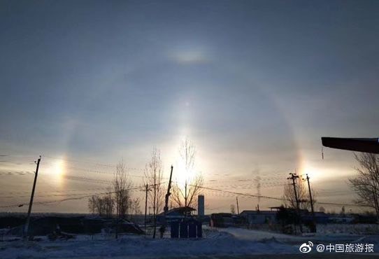 12月3日，黑龍江省遜克縣出現雙側幻日景觀。彷彿天空中出現了3個太陽。圖/取自中國旅遊報微博