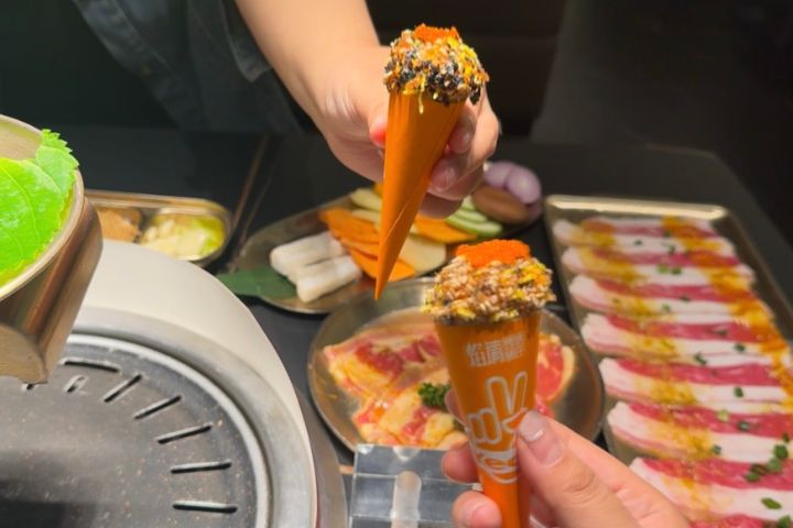 「焰請」採用複合式營運模式，主打「白天烤肉＋夜間酒吧＋洗髮服務」，標榜一站式體驗。圖/取自微博