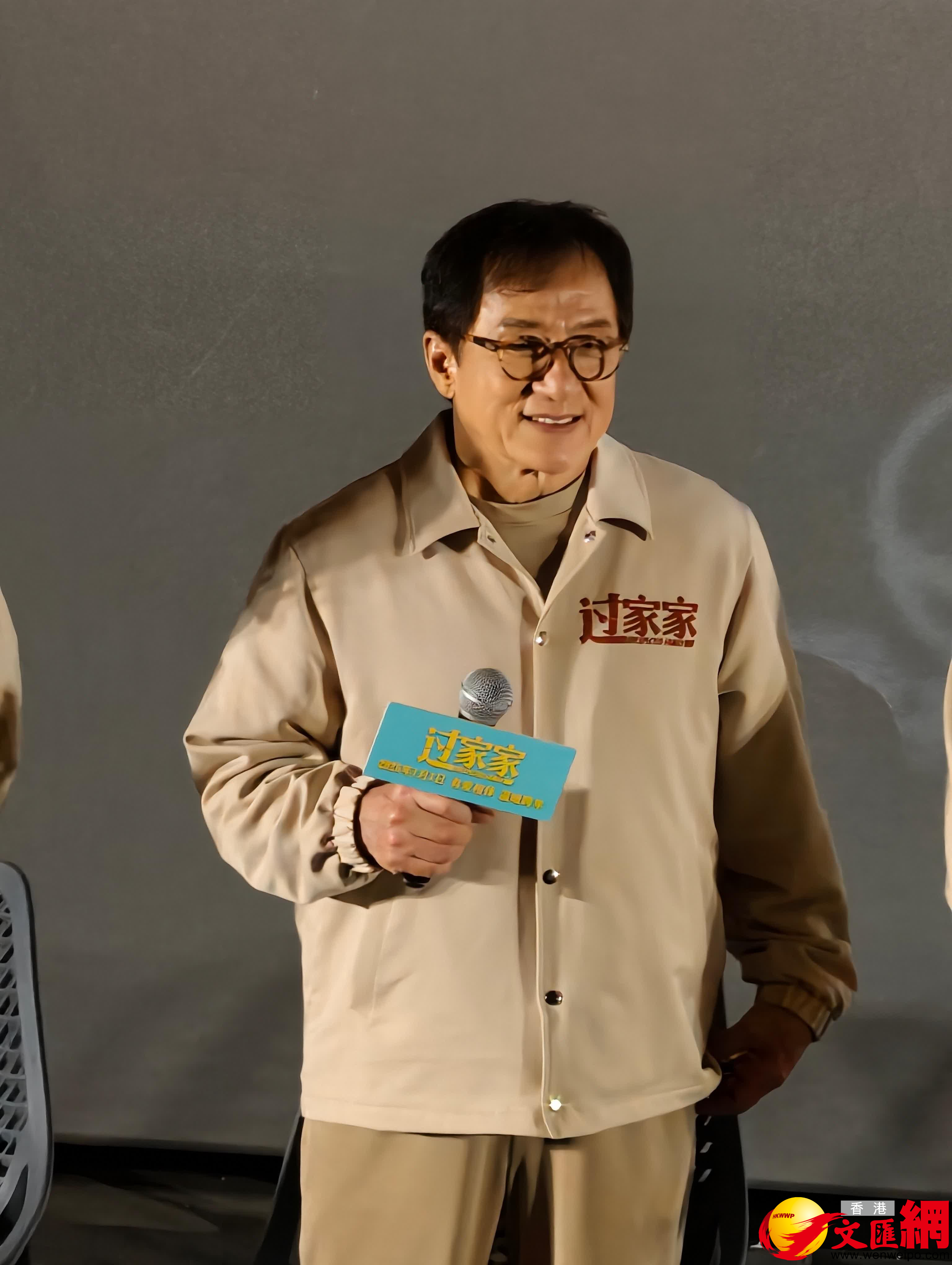 成龍為新聞做路演，談到母親的阿茲海默症相當有感觸。圖／取自香港文匯網