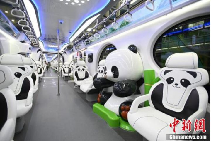 貓熊跨座式單軌列車座椅、把手、吊環等處均融入貓熊耳朵、爪印等造型元素。圖/取自中新網