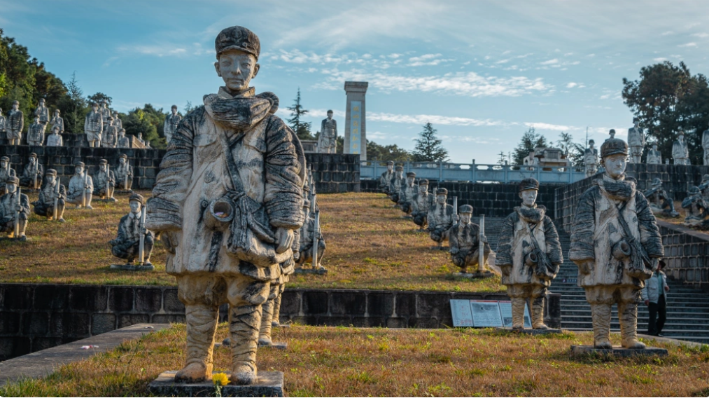 騰衝中國遠征軍墓園裡的國軍娃娃兵塑像，這些都是地方政府和大陸民間自力興建，中共中央默許。圖/取自「陸建華攝影」