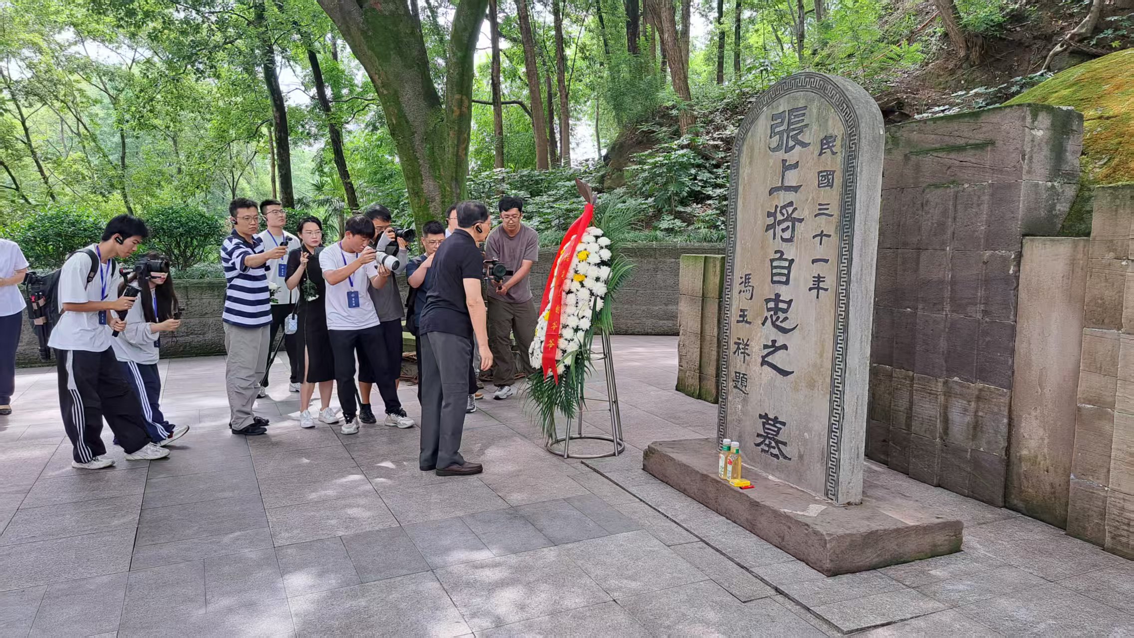 6月26日，張自忠長孫張慶成到重慶梅花山張自忠墓園獻花致敬。圖/記者宋秉忠攝