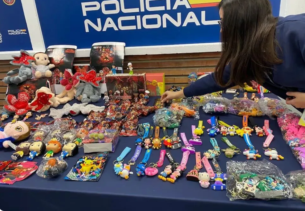 在展示的大陸仿冒品中，西班牙執法人員僅用手輕壓，部分玩具即碎裂成細小顆粒，材質脆弱程度令人震驚。圖/取自海運網