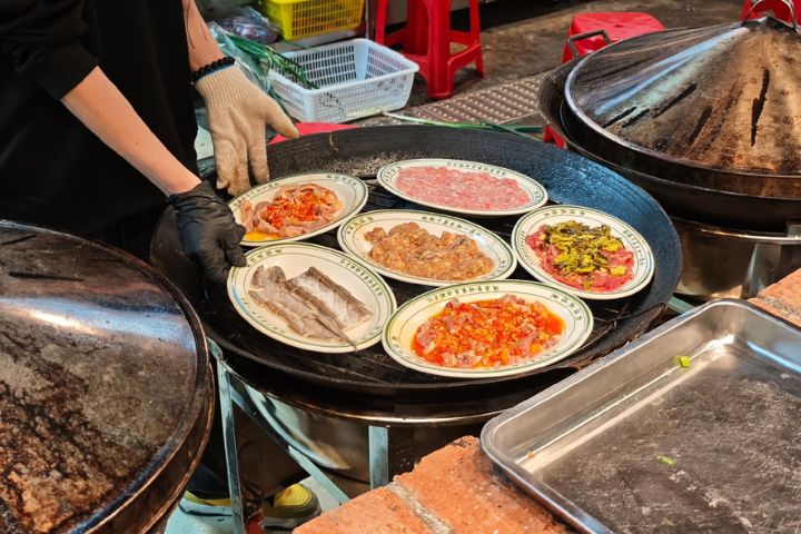 許多年輕人願意為一碗現炒的餐點、為一位熟悉的老闆、為一個能「打卡」的場景而排隊兩小時。圖/取自微信