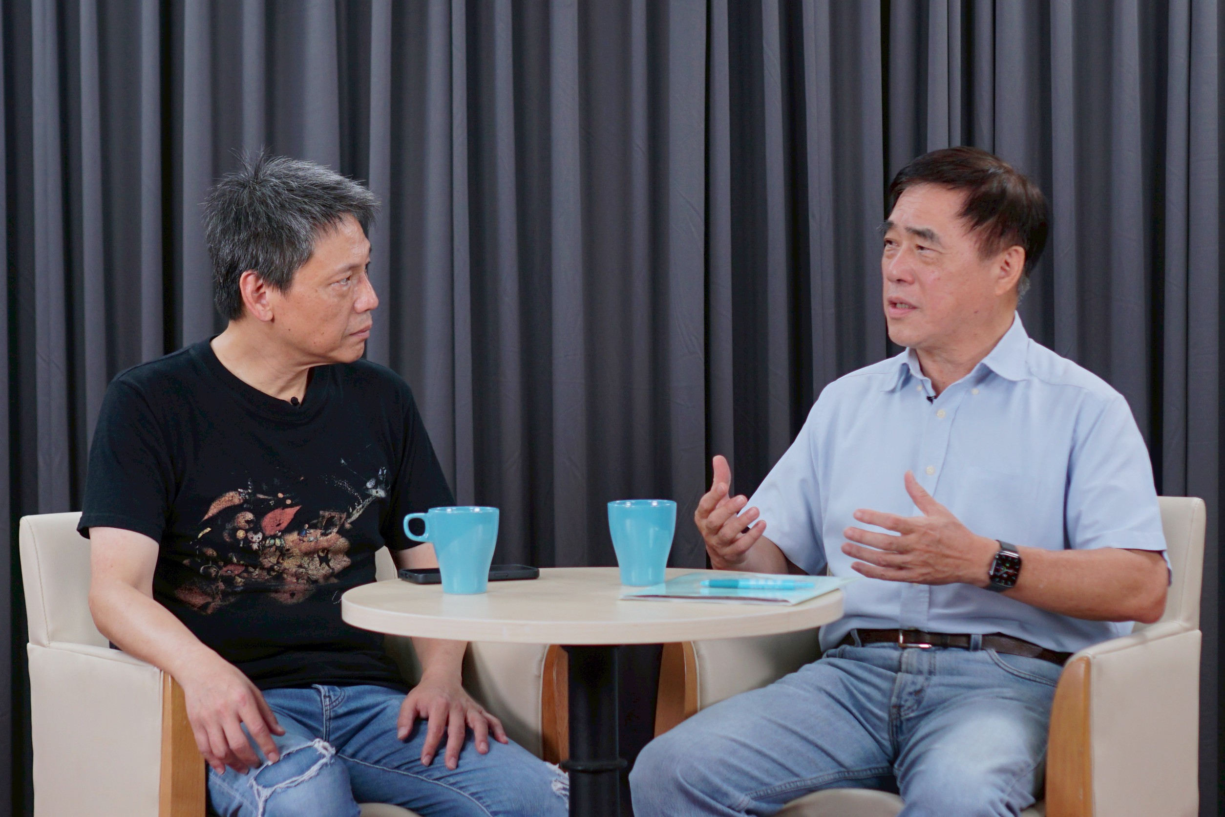 國民黨主席候選人郝龍斌(右)24日參加《梅花新聞網》製作、謝寒冰主持的「寒梅Talk爆」節目錄影。圖/記者梁鴻欣攝